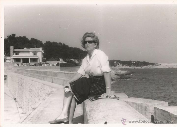 Antique Photography: ** M794 - FOTOGRAFIA - SE&Ntilde;ORA SENTADA EN UN MURO AL LADO DEL MAR