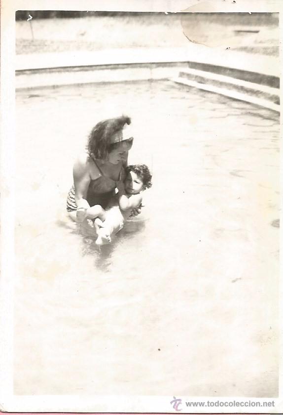 Antique Photography: :::: HH400 - FOTOGRAFIA - SE&Ntilde;ORA Y BEBE TOMANDO EL BA&Ntilde;O EN UNA PISCINA