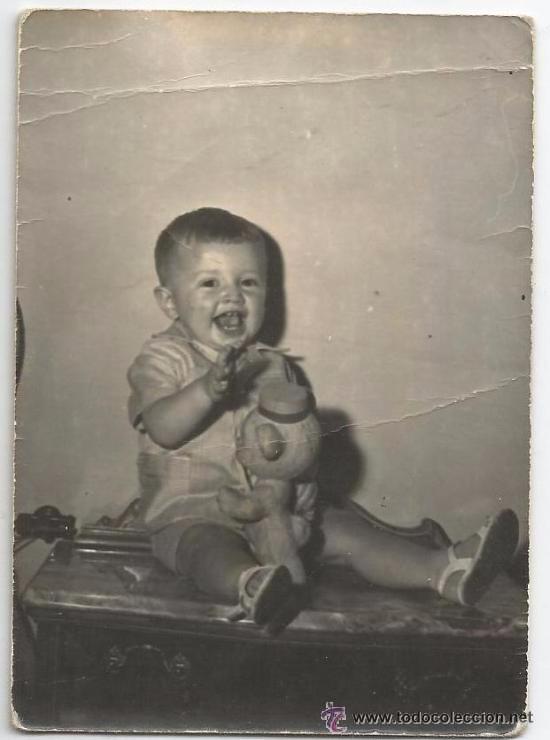 Antique Photography: ** M805 - FOTOGRAFIA - SONRIENTE NI&Ntilde;O CON UN CERDITO DE GOMA EN LA MANO