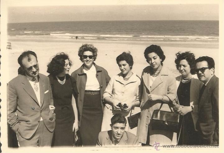 Fotograf&iacute;a antigua: :::: M618 - FOTOGRAFIA - GRUPO DE AMIGOS - 1960