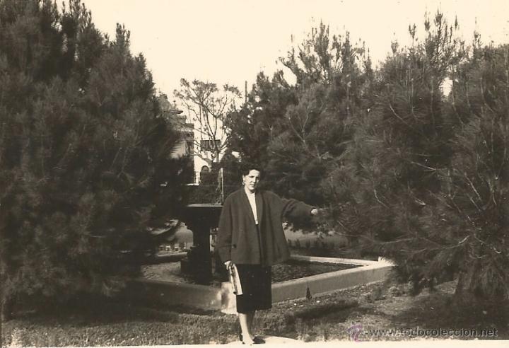 Fotograf&iacute;a antigua: :::: M656 - FOTOGRAFIA - SE&Ntilde;ORA EN UN PARQUE