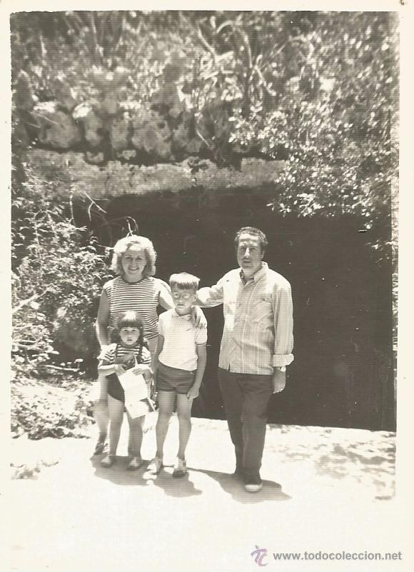 Fotograf&iacute;a antigua: :::: M666 - FOTOGRAFIA - FAMILIA EN LAS CUEVAS DEL DRACH 1968