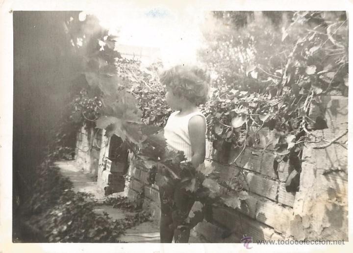 Fotograf&iacute;a antigua: :::: M686 - FOTOGRAFIA - NI&Ntilde;ITA EN UN HUERTO - JERICA 1966
