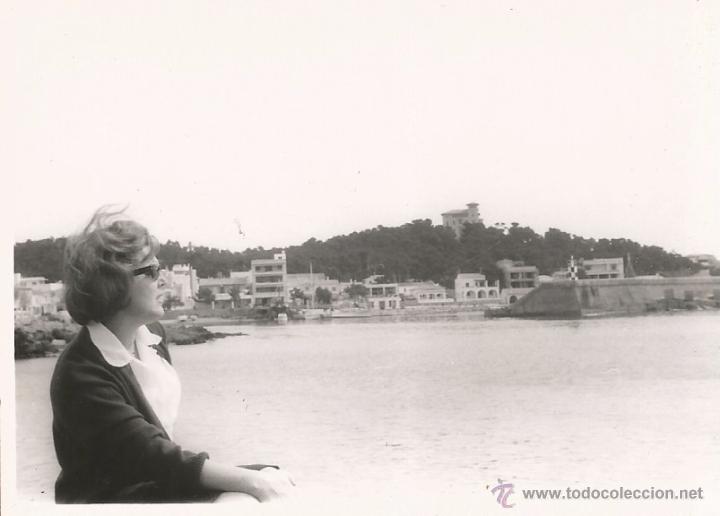 Fotograf&iacute;a antigua: :::: M697 - FOTOGRAFIA - SE&Ntilde;ORA EN UNA BONITA VISTA DEL PUERTO DE CALA RATJADA