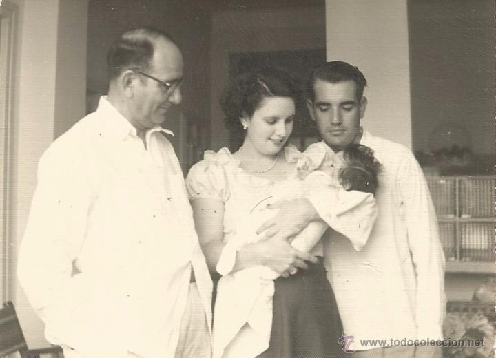 Fotograf&iacute;a antigua: :::: M700 - FOTOGRAFIA - TRES AMIGOS CON UN BEB&Eacute;