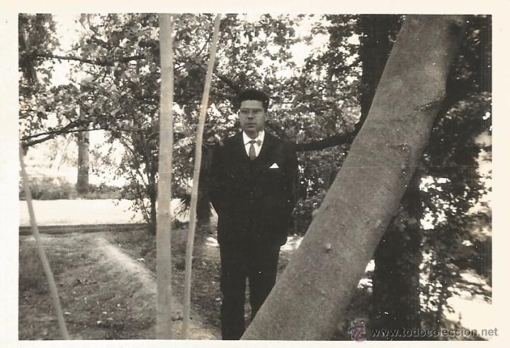 Alte Fotografie: *** M845 - FOTOGRAFIA - SE&Ntilde;OR ENTRE ARBOLES - 1963