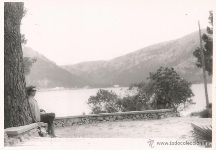 Alte Fotografie: ** M855 - FOTOGRAFIA - SE&Ntilde;ORA EN BONITO PAISAJE - FORMENTOR PLAYA