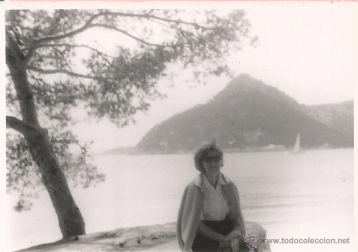 Alte Fotografie: ** M856 - FOTOGRAFIA - SE&Ntilde;ORA EN BONITO PAISAJE - FORMENTOR PLAYA