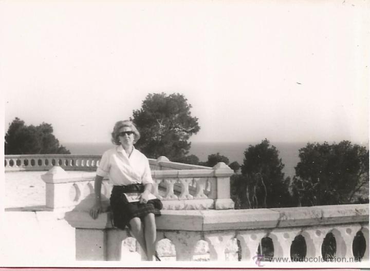 Alte Fotografie: ** M858 - FOTOGRAFIA - SE&Ntilde;ORA EN BONITO PAISAJE