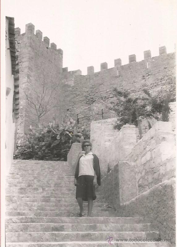Fotograf&iacute;a antigua: :::: Q479 - FOTOGRAFIA - SE&Ntilde;ORA EN EL CASTILLO DE CAPDEPERA