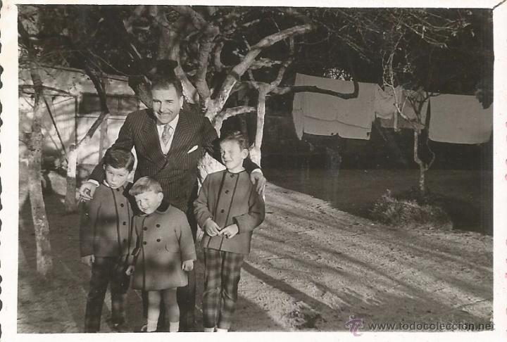 Fotograf&iacute;a antigua: :::: Q483 - FOTOGRAFIA - SE&Ntilde;OR CON TRES NI&Ntilde;ITOS
