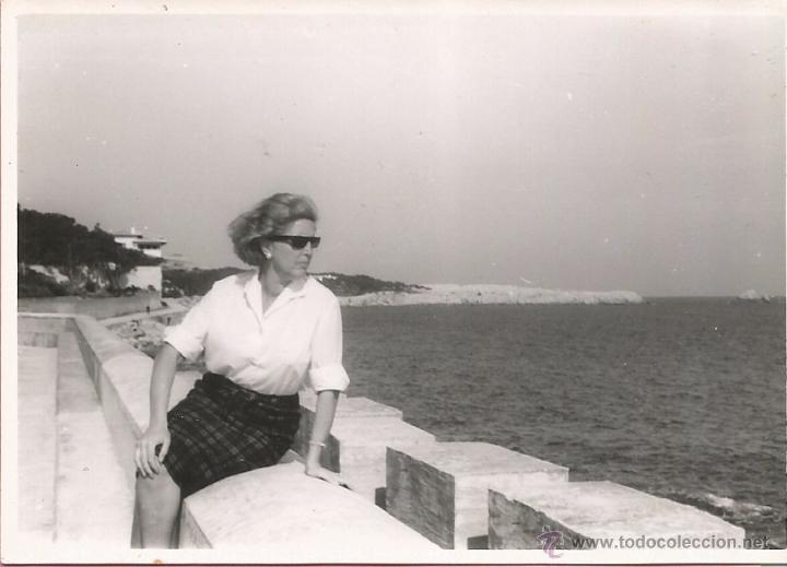 Fotograf&iacute;a antigua: :::: Q496 - FOTOGRAFIA - SE&Ntilde;ORA SENTADA JUNTO AL MAR