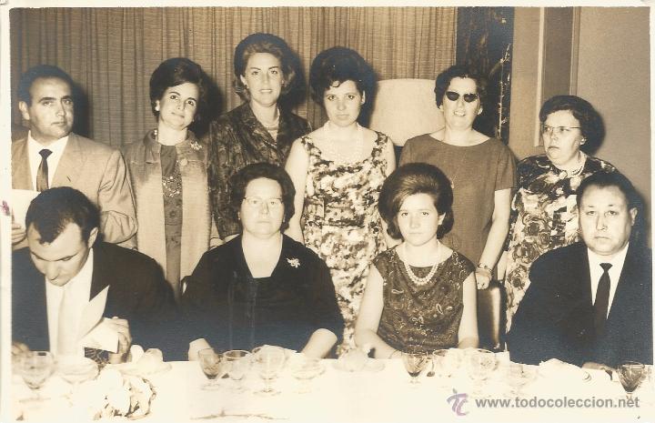 Fotograf&iacute;a antigua: :::: FF55 - FOTOGRAFIA - GRUPO DE AMIGOS EN UN BANQUETE - 18 X 11,5 CM.