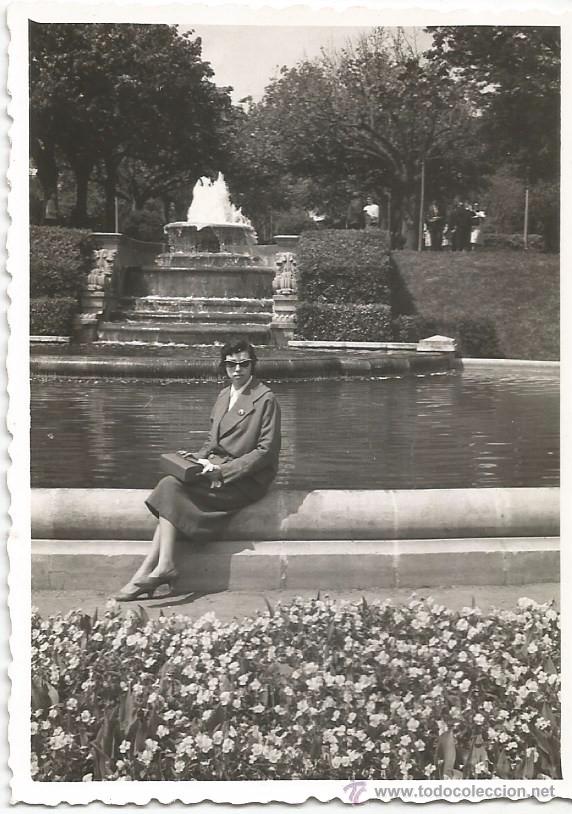 Alte Fotografie: :::: R12 - FOTOGRAFIA - SE&Ntilde;ORA SENTADA EN UNA FUENTE