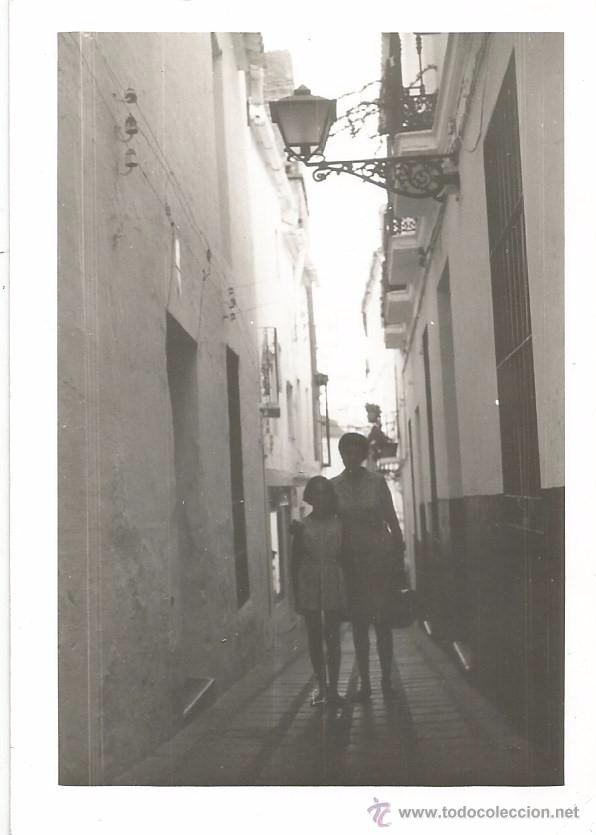 Alte Fotografie: :::: R28 - FOTOGRAFIA - SE&Ntilde;ORA Y JOVENCITA EN UNA CALLE DE MARBELLA