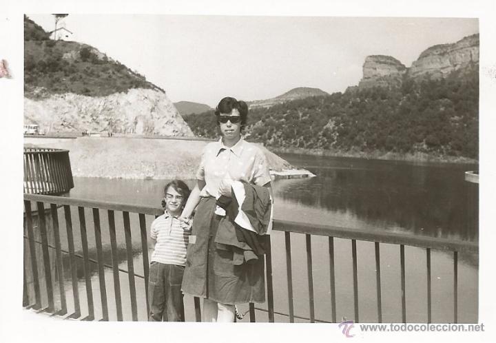 Alte Fotografie: :::: R35 - FOTOGRAFIA - SE&Ntilde;ORA CON SU NI&Ntilde;A EN BONITO PAISAJE - RF. 1508