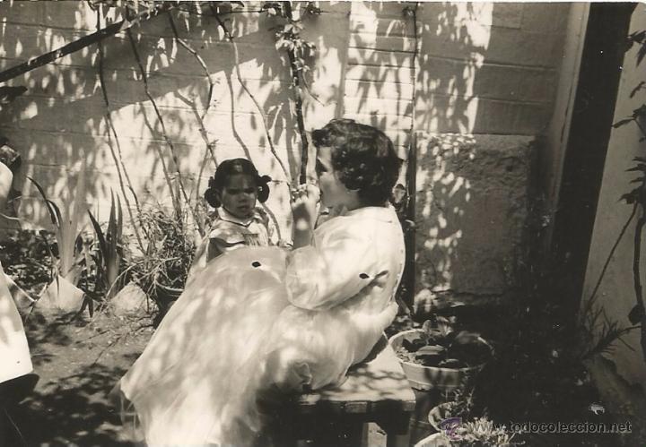 Alte Fotografie: ^^^ R56 - FOTOGRAFIA - SE&Ntilde;ORA CON UNA NI&Ntilde;ITA EN UN PATIO