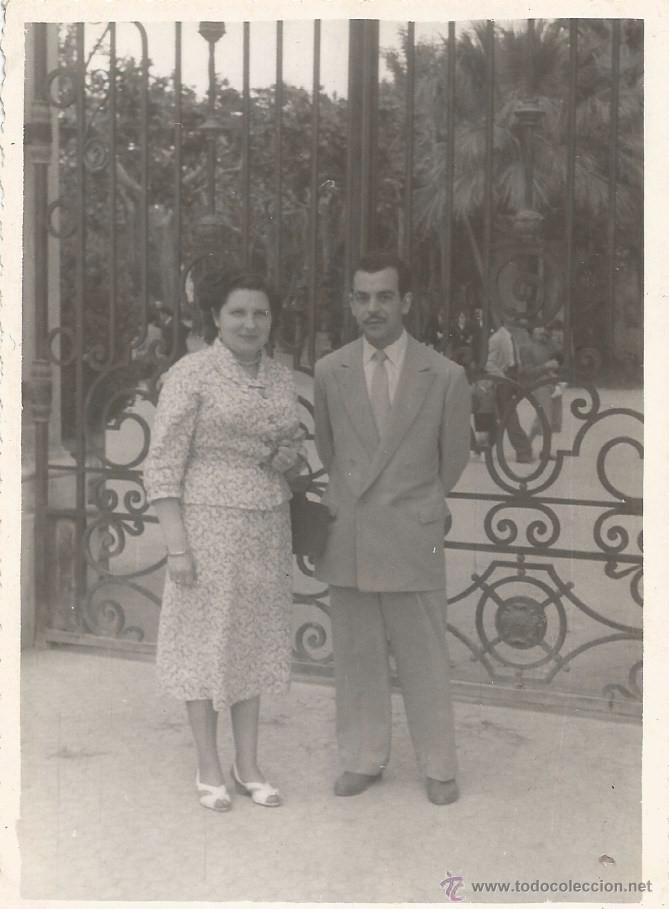 Alte Fotografie: ** R108 - FOTOGRAFIA - PAREJA JUNTO A UNA REJA - RF. 1508