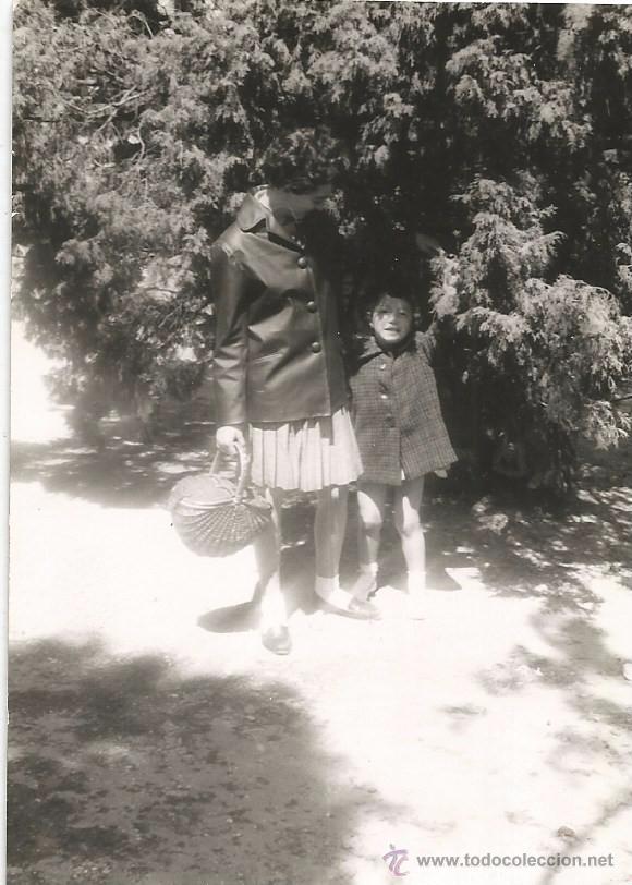 Alte Fotografie: == R65 - FOTOGRAFIA - SE&Ntilde;ORA CON UNA NI&Ntilde;A EN EL CAMPO