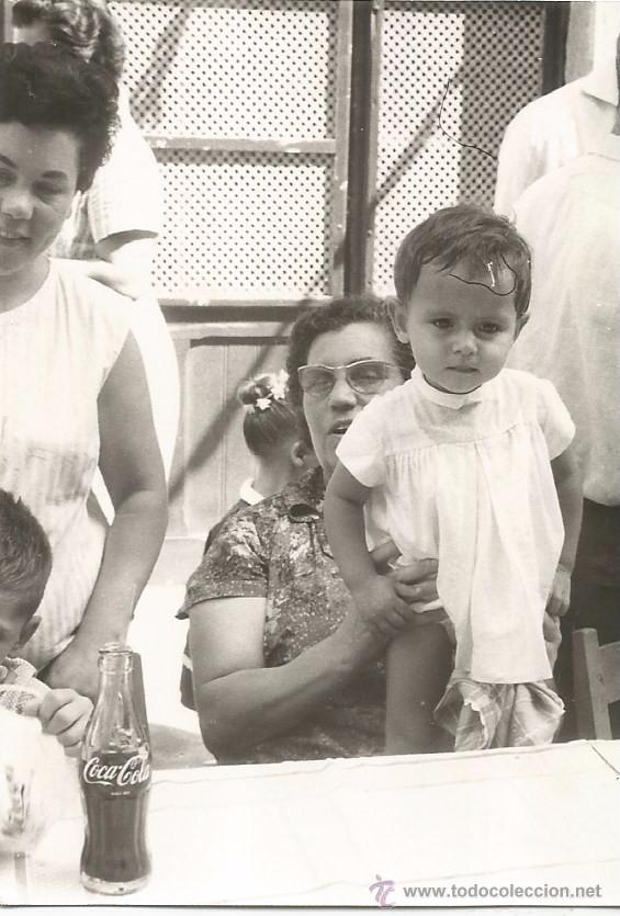 Alte Fotografie: *** R440 - FOTOGRAFIA - SE&Ntilde;ORA CON UNA NI&Ntilde;ITA EN BRAZOS, EN LA MESA UNA COCA COLA