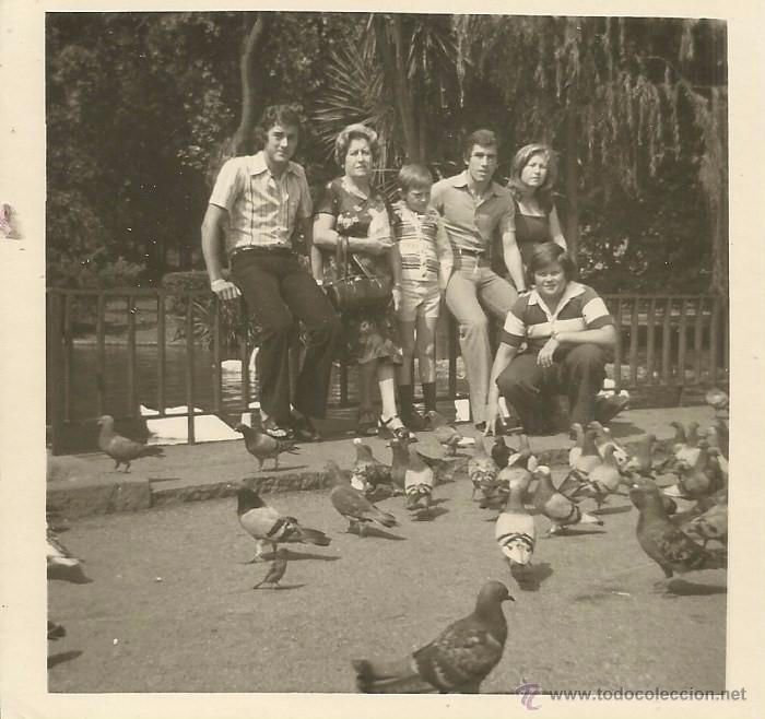 Alte Fotografie: :::: H10 - FOTOGRAFIA - GRUPO DE AMIGOS ENTRE LAS PALOMAS