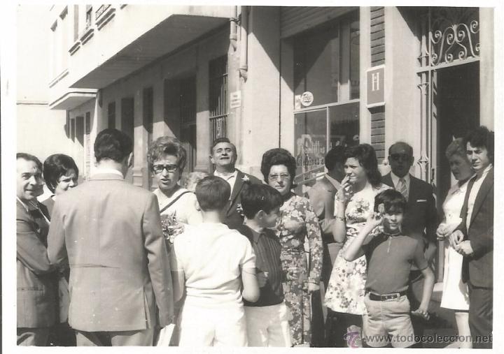 Antique Photography: *** QA204 - FOTOGRAFIA - GRUPO DE INVITADOS A UNA BODA ESPERANDO EN LA CALLE