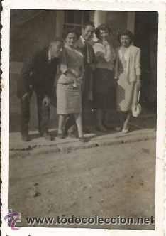 Alte Fotografie: == AF994 - FOTOGRAFIA - GRUPO DE AMIGOS - 8,5 X 6 CM.