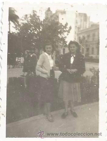 Alte Fotografie: ** FP25 - FOTOGRAFIA PEQUE&Ntilde;O FORMATO - DOS AMIGAS - 6 X 4,5 CM.