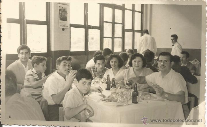 Alte Fotografie: *** QA250 - FOTOGRAFIA - GRUPO DE AMIGOS EN UN BANQUETE