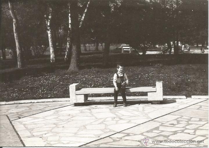 Alte Fotografie: *** QA257 - FOTOGRAFIA - NI&Ntilde;ITA EN UN PARQUE
