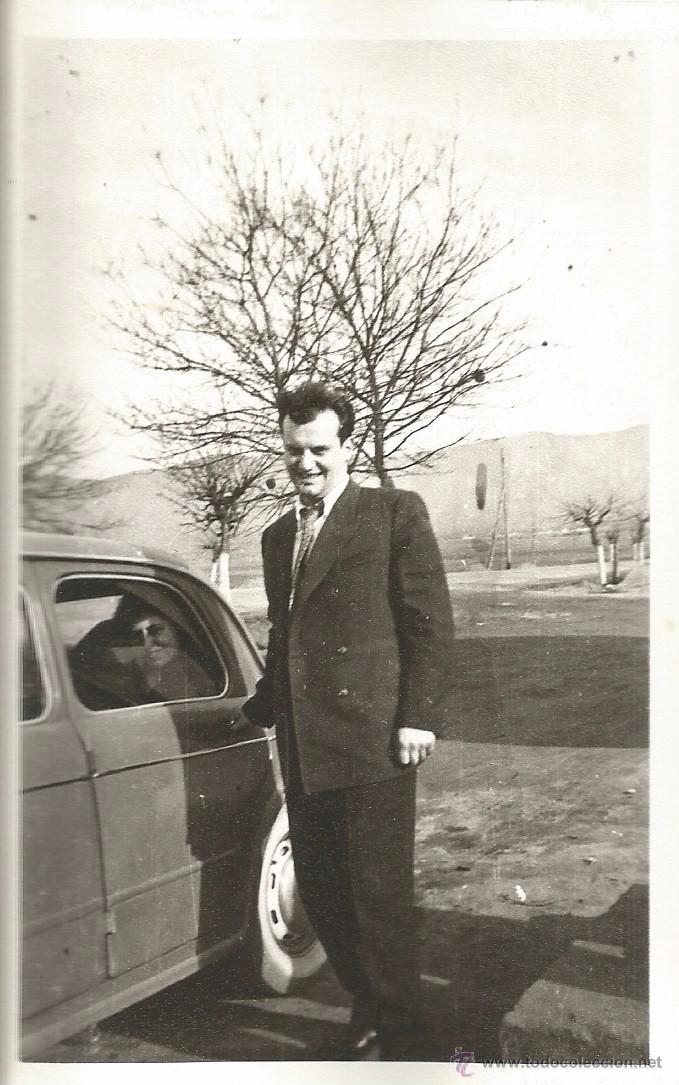 Alte Fotografie: :::: LC595 - FOTOGRAFIA - SE&Ntilde;OR JUNTO A UN COCHE