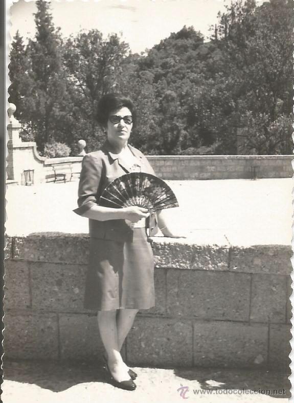 Fotografia antiga: ** E767 - FOTOGRAFIA - SE&Ntilde;ORA EN MONTSERRAT - 1968