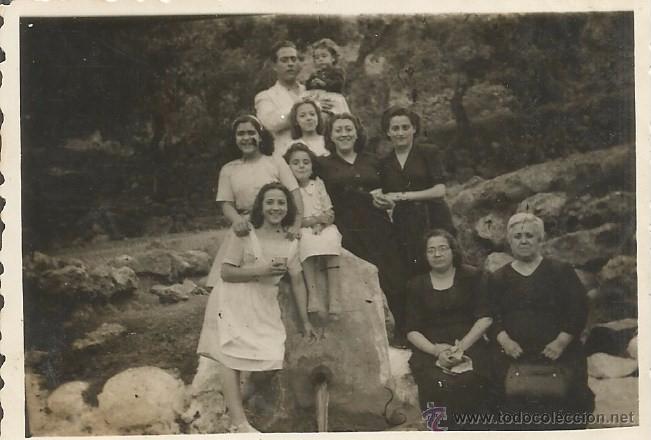 Alte Fotografie: :::: H122 - FOTOGRAFIA - GRUPO DE AMIGOS - 1948 - 8 X 6 CM.