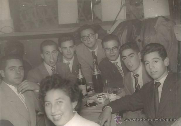 Alte Fotografie: *** H152 - FOTOGRAFIA - GRUPO DE AMIGOS TOMANDO COPAS - 1955 - 8 X 5,5 CM.