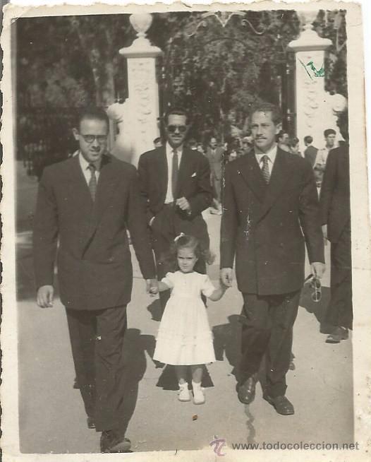 Alte Fotografie: *** H206 - FOTOGRAFIA - TRES AMIGOS CON UNA NI&Ntilde;ITA