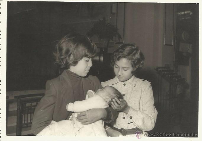 Alte Fotografie: == PN90 - FOTOGRAFIA - PAREJA DE JOVENCITOS CON UN BEBE EN BRAZOS - 17,5 X 12,5 CM.