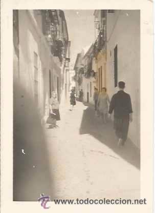 Alte Fotografie: ** G835 - FOTOGRAFIA - GENTE EN UNA CALLE DE PUEBLO