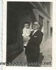 Alte Fotografie: *** D11 - 06 - FOTOGRAFIA PEQUE&Ntilde;O FORMATO - SE&Ntilde;OR CON BEB&Eacute; EN BRAZOS - 6,5 X 4,5 CM.