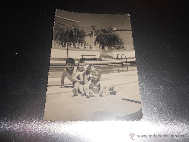 Fotograf&iacute;a antigua: INTERESANTE Y BONITA FOTOGRAFIA ANTIGUA DE NI&Ntilde;OS POSANDO EN LA PISCINA - FECHADA EN 1958