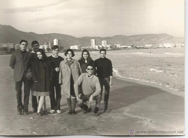 Alte Fotografie: ** H315 - FOTOGRAFIA - GRUPO DE AMIGOS EN UNA PLAYA - 1968