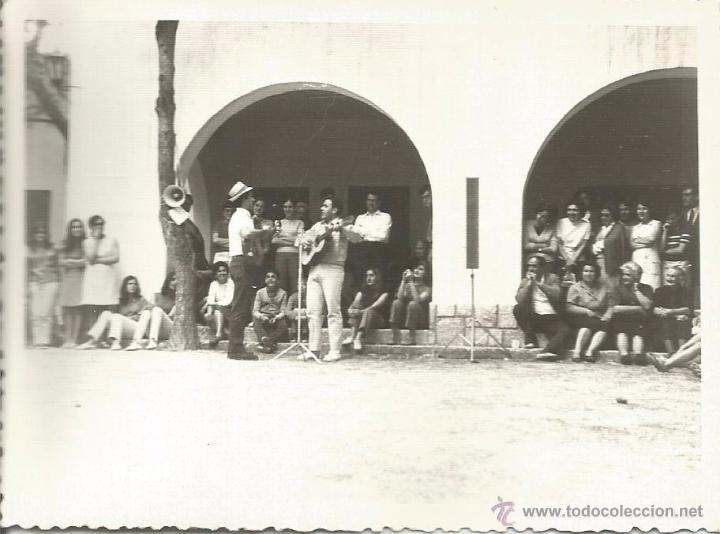 Alte Fotografie: ** H454 - FOTOGRAFIA - GRUPO DE GENTE VIENDO UNA ACTUACION DE UNOS ARTISTAS