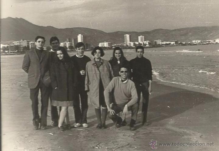Antique Photography: ** H335 - FOTOGRAFIA - GRUPO DE AMIGOS JUNTO A UNA PLAYA