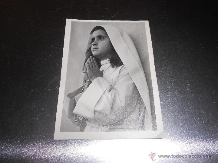Fotograf&iacute;a antigua: FOTOGRAFIA ANTIGUA O RETRATO DE NI&Ntilde;A VESTIDA DE COMUNION REZANDO - SIN FECHAR
