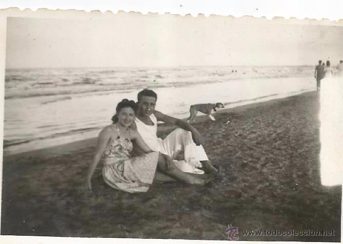 Fotograf&iacute;a antigua: ** H221 - FOTOGRAFIA - PAREJA SENTADA EN LA ARENA