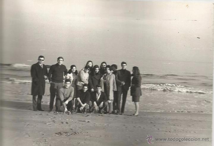 Fotograf&iacute;a antigua: ** H357 - FOTOGRAFIA - GRUPO DE AMIGOS JUNTO A UNA PLAYA - 1968