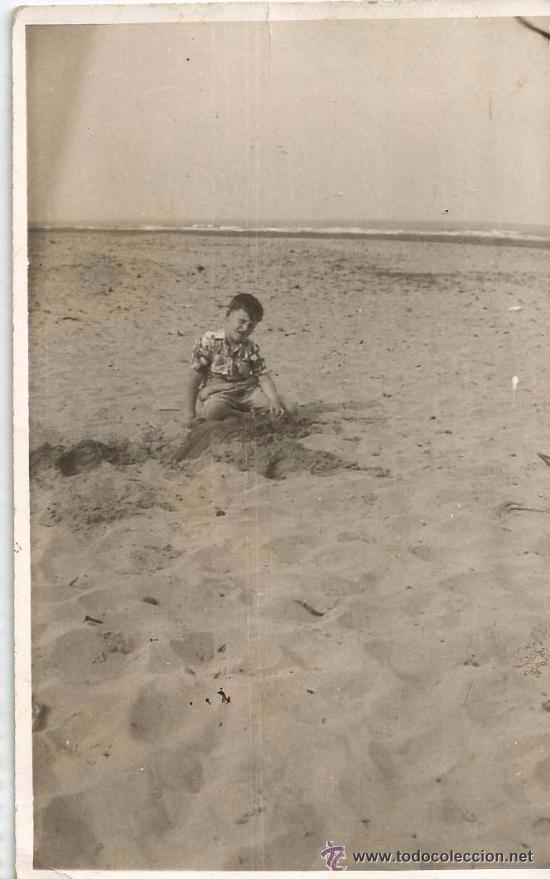 Fotograf&iacute;a antigua: *** D771 - FOTOGRAFIA - NI&Ntilde;O JUGANDO CON LA ARENA