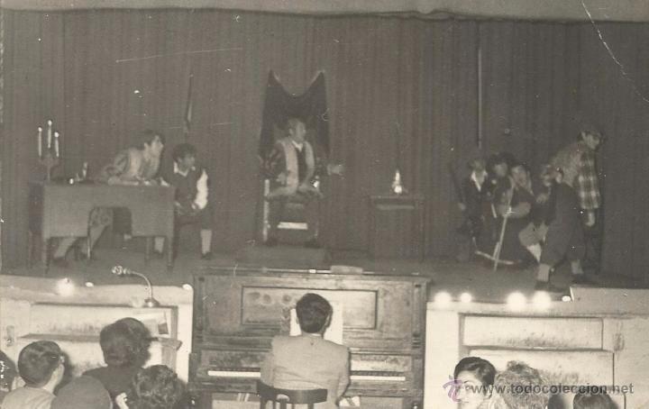 Fotograf&iacute;a antigua: ** H522 - FOTOGRAFIA - GRUPO DE JOVENES EN UNA ACTUACION TEATRAL - 1970