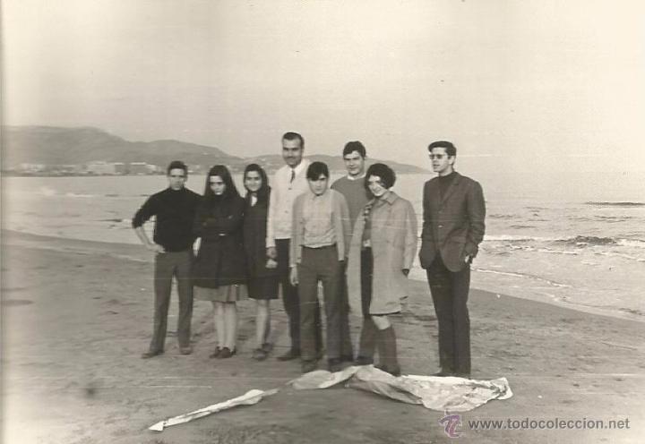 Fotograf&iacute;a antigua: *** H378 - FOTOGRAFIA - GRUPO DE AMIGOS JUNTO A UNA PLAYA