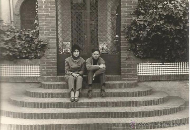 Fotograf&iacute;a antigua: *** H379 - FOTOGRAFIA - PAREJA SENTADOS EN UNA ESCALERA