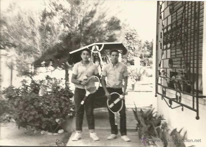Fotograf&iacute;a antigua: *** H380 - FOTOGRAFIA - DOS AMIGOS CON SUS RAQUETAS DE TENIS - RIBARROJA 1967